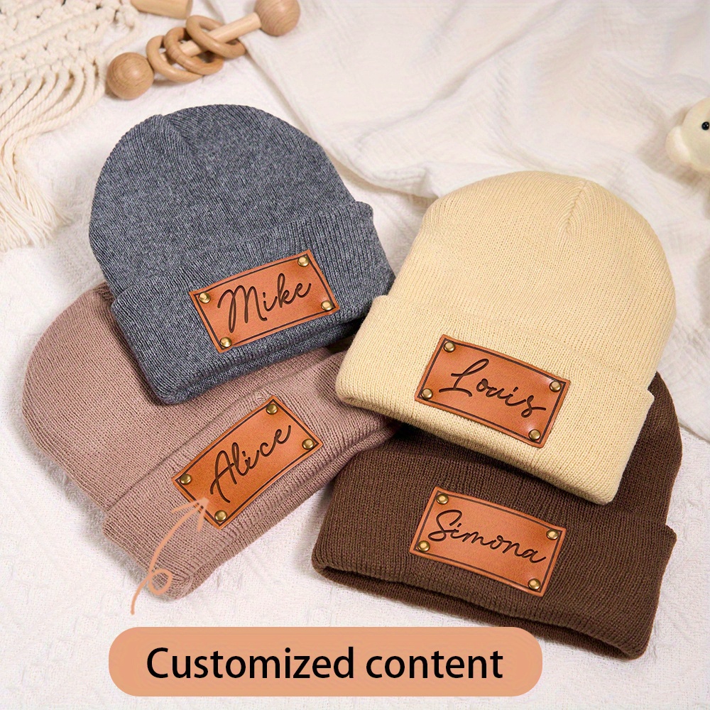 Beanie Cuffed Knit - カスタムレザーパッチ付きニット帽、名前入り、カスタム刻印タグ付き、暖かいスカルキャップ、家族への誕生日プレゼント。