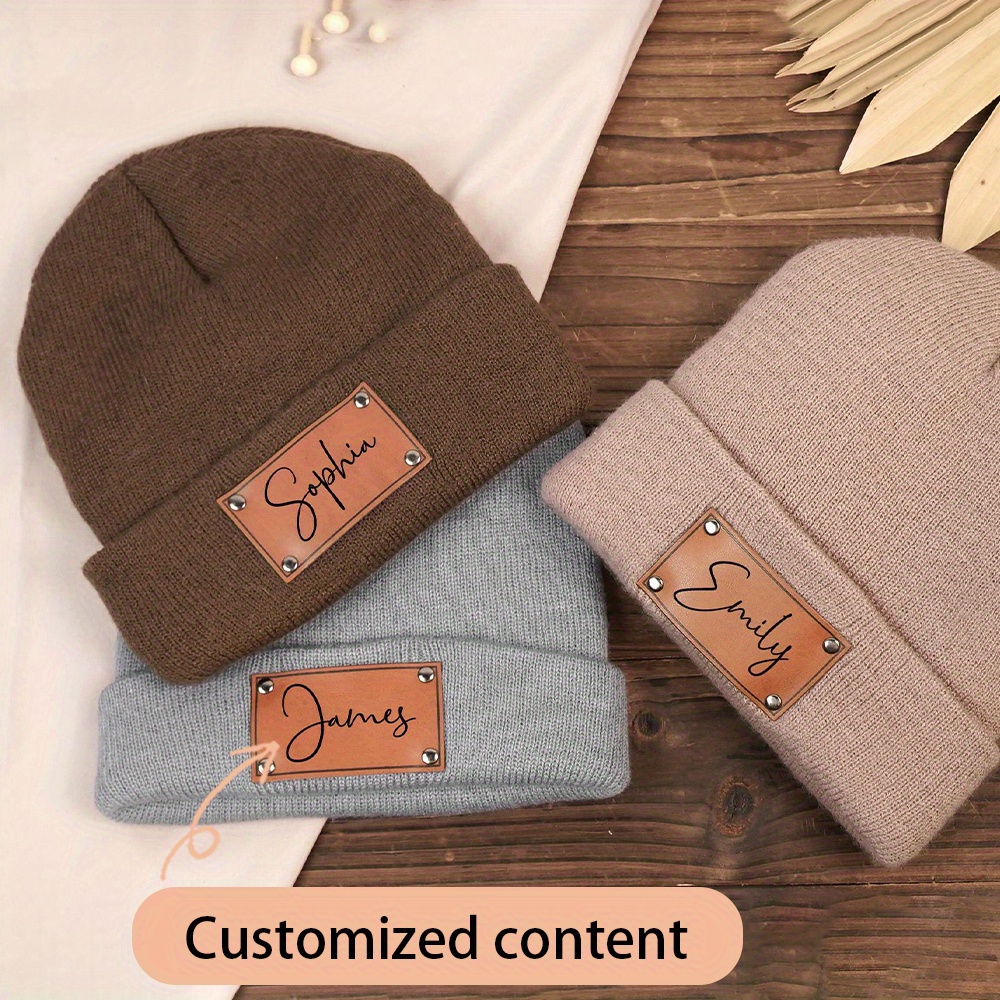 Beanie Cuffed Knit - カスタム名入りレザーラベル付きニット帽。柔らかく暖かい、袖付きの冬用ニット帽。普段使いやアウトドアに最適なユニセックスのニット帽。