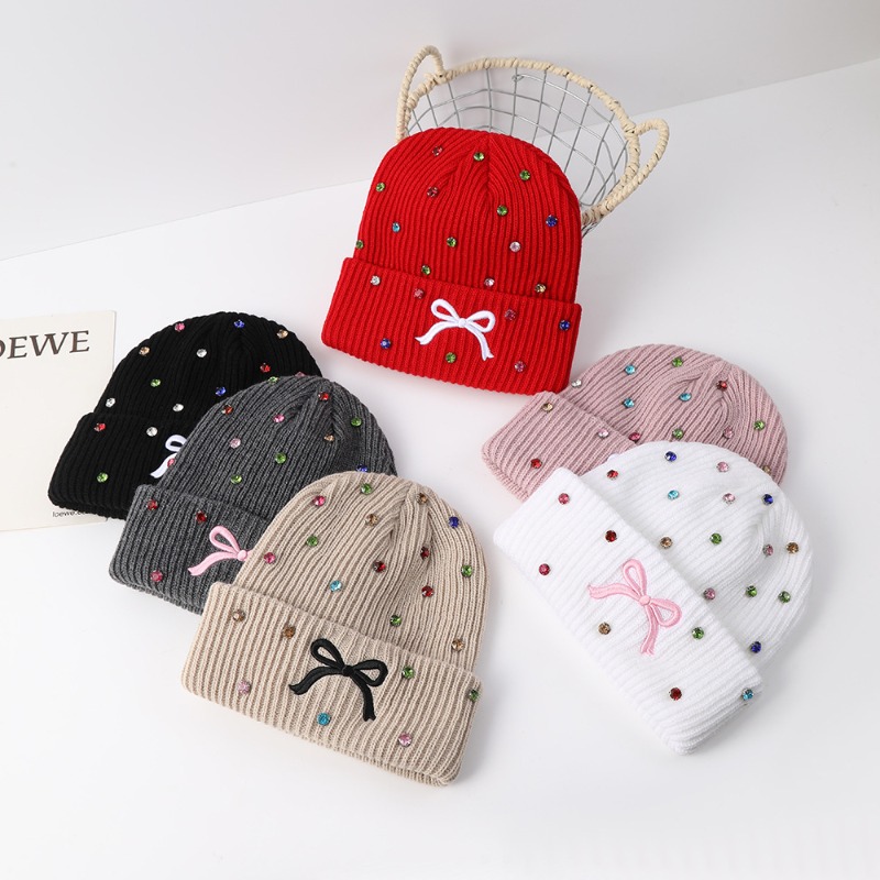 女性用ニットビーニーハット、光沢のあるラインストーンとリボン - Beanie Cuffed Knit のレビューと価格