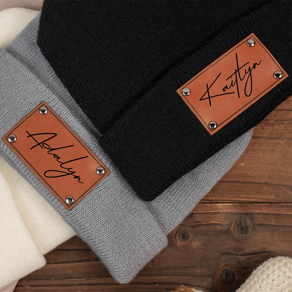カスタム名入りレザーラベル付きニット帽。柔らかく暖かい、袖付 - Beanie Cuffed Knit のレビューと価格