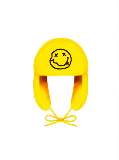 黄色い笑顔のモチーフが付いた、ふわふわの耳当て付き帽子。Y2 - Trapper Hat Ear Flap のレビューと価格