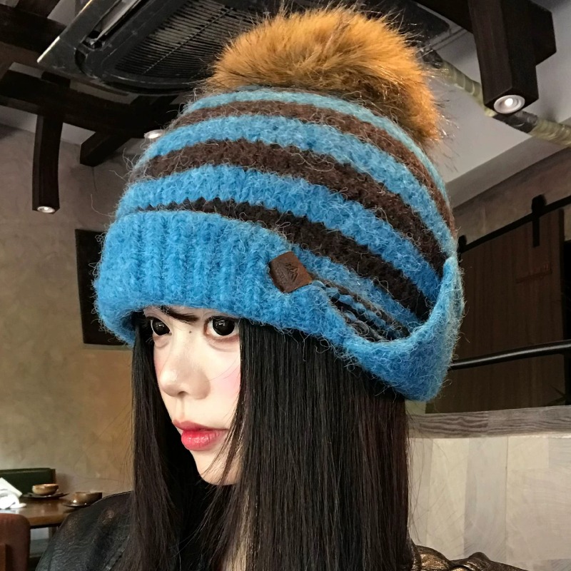 女性用、ストライプ柄のふわふわ耳当て付きニット帽。冬に暖かく - Beanie Cuffed Knit のレビューと価格